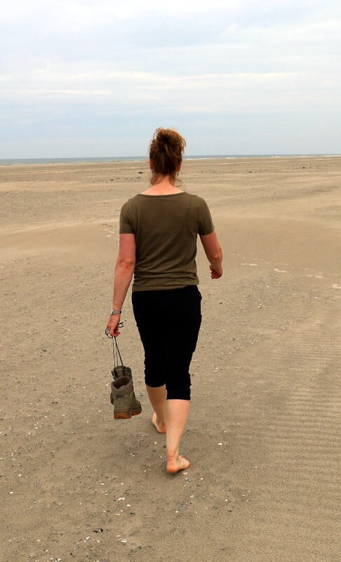 Kim Bakhuis loopt op het strand - actieve podotherapeut in Enschede